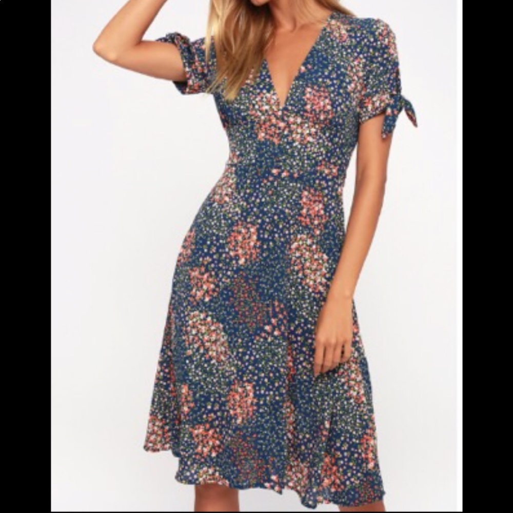 Lulu’s Austyn Nagy blue floral midi dress